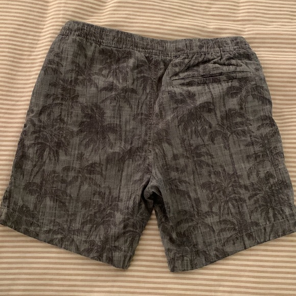 Vineyard Vines mens grey patterned shorts, size XS - Picture 3 of 3